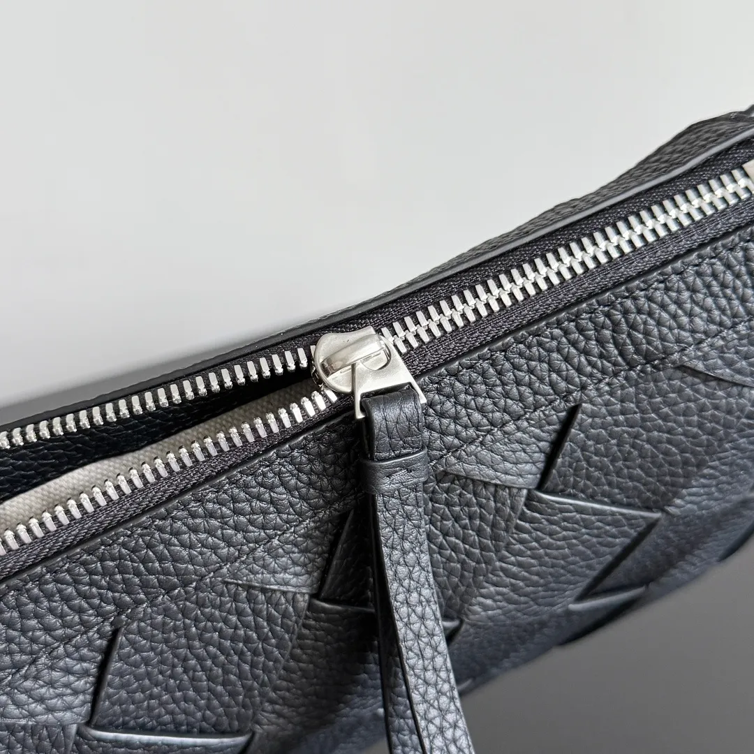 Batch 1720 BOTTEGA VENETA Bottega Veneta's 2025 new product Diago zipper backpack, a new summer bag [circle] This new men's crossbody bag is made of high-quality calfskin, with a natural texture as a whole. The gloss of the bag changes at any time with different lights. This seemingly simple bag is very attentive to details. , it must be carefully handmade to achieve this effect. The calfskin leather is delicate and soft, and it is particularly comfortable to carry close to the body. It also comes with a large zippered compartment and an open lining. When you go shopping and travel, having such a light and soft small bag can free your hands, reduce the burden of travel, and make you happier. Style number: 837112 Size: 25*15*5cm